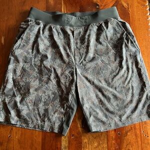 Lululemon T.H.E. Linerless Short 11" size medium grays